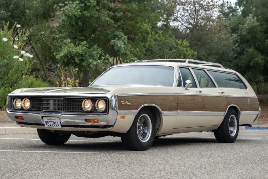 1969 Chrysler Town & Country sold for $13,200