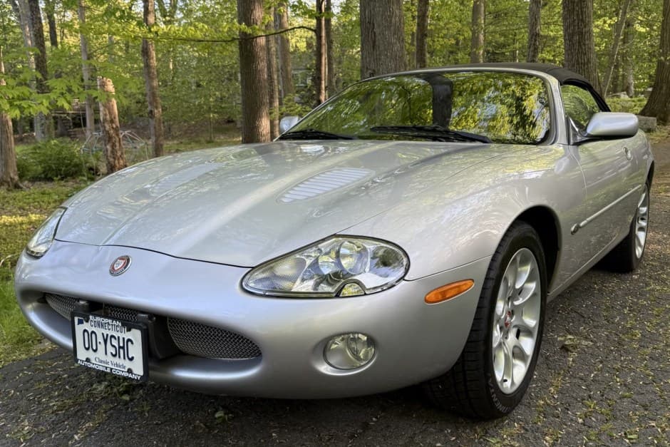 2001 Jaguar XKR sold for $9,003