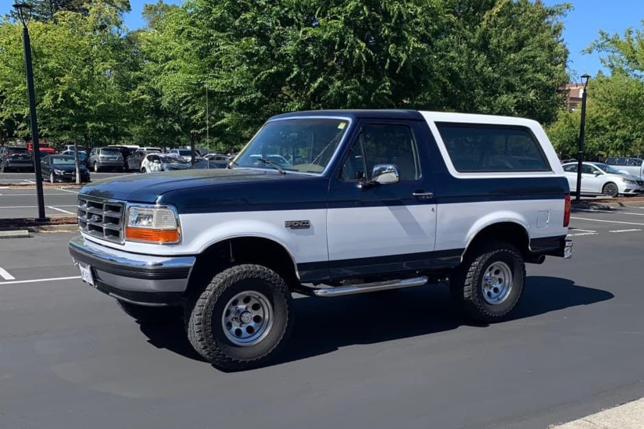 1993 Ford Bronco 4th-5th Generations 1987-1996 sold for $9,600