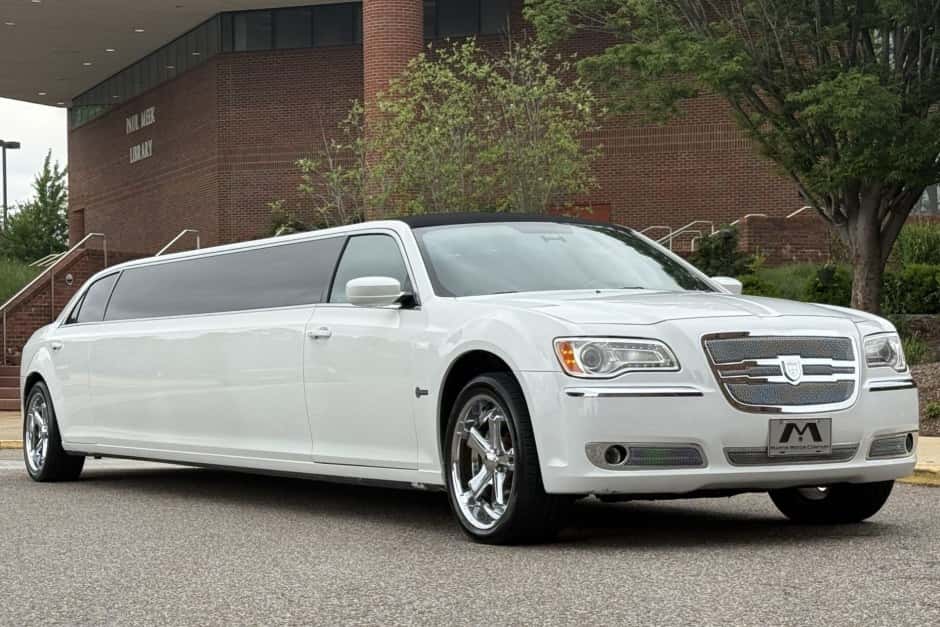 2013 Chrysler 300 (2005-2023) sold for $18,000