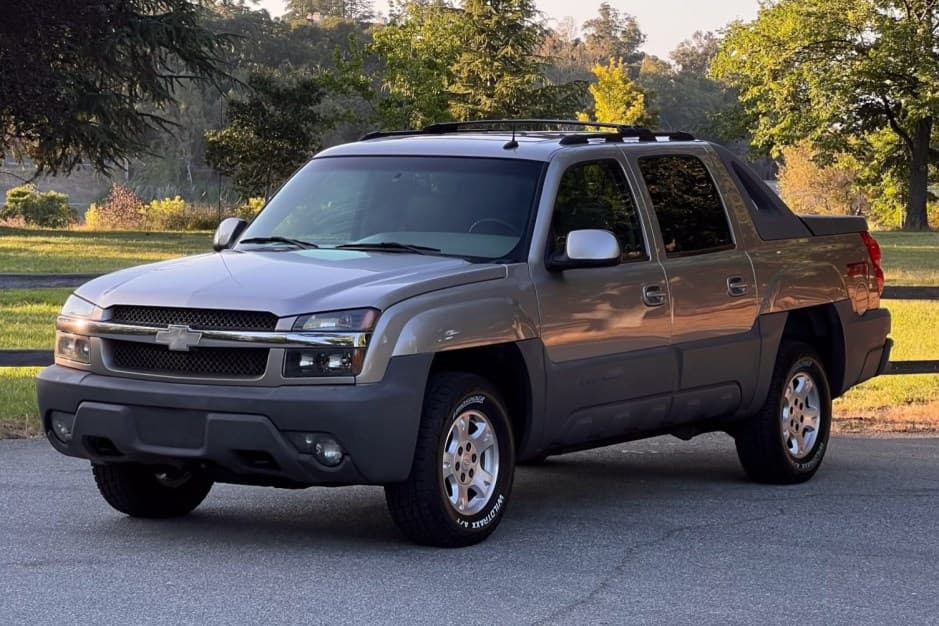 2002 Chevrolet Avalanche sold for $19,119