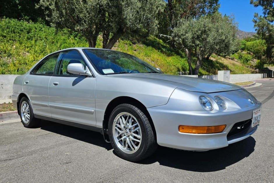 2000 Acura Integra sold for $10,800