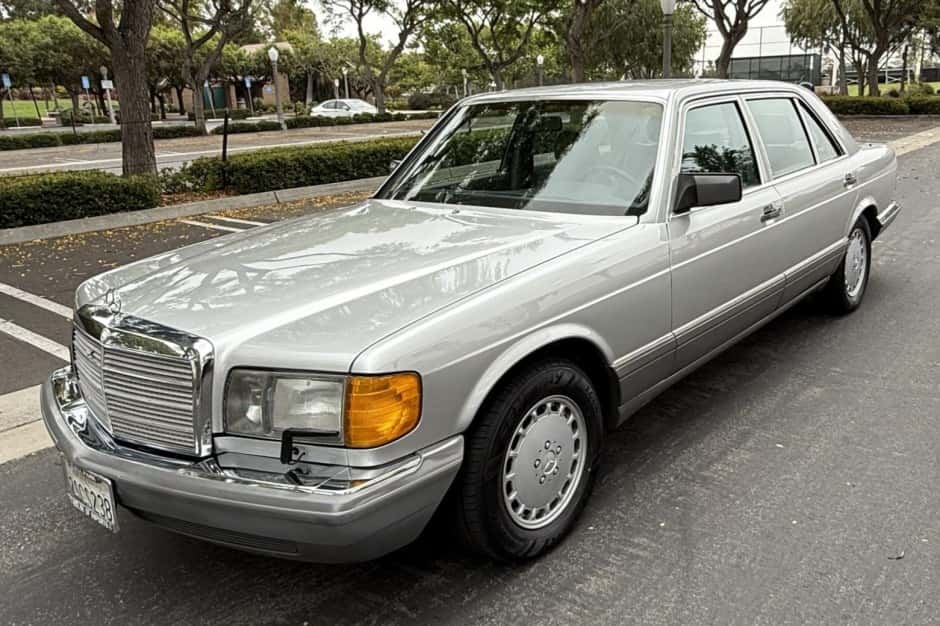 1990 Mercedes-Benz W126 S-Class sold for $10,900