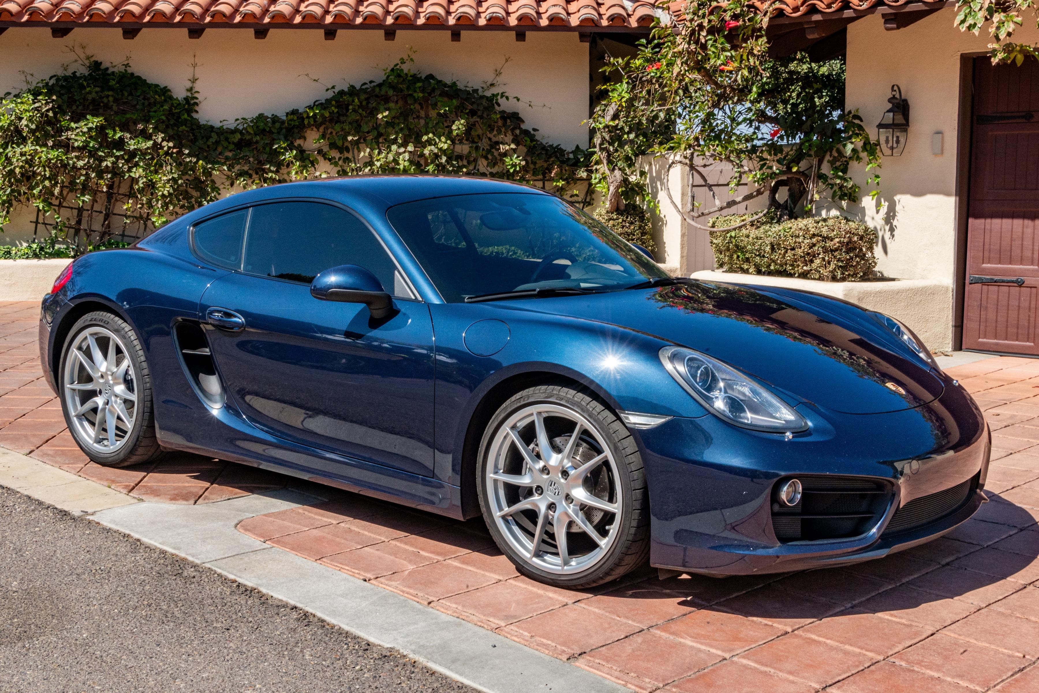 2015 Porsche 981 Cayman sold for $34,321