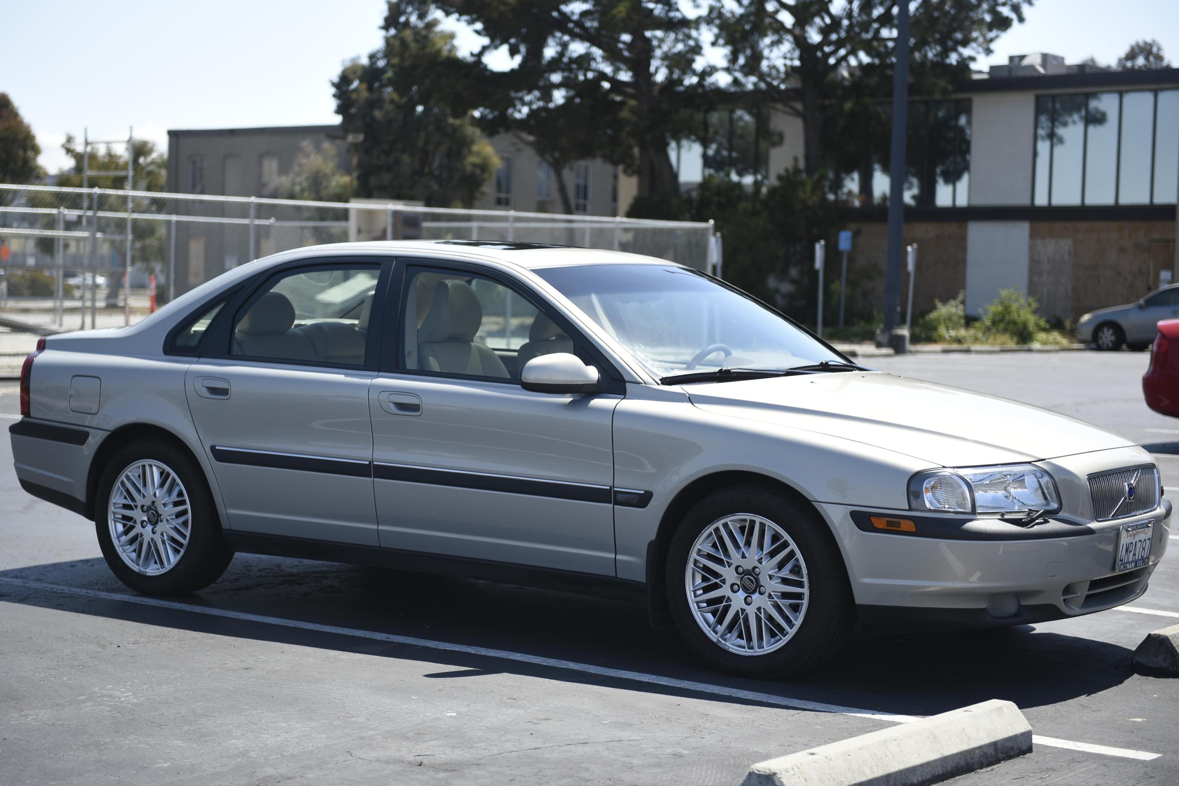 2000 Volvo S80 sold for $8,800