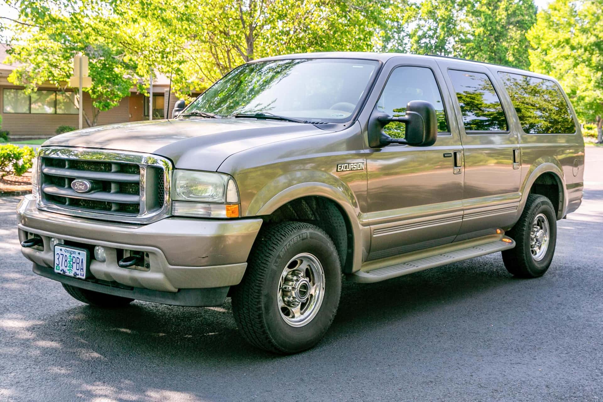 2003 Ford Excursion sold for $9,399