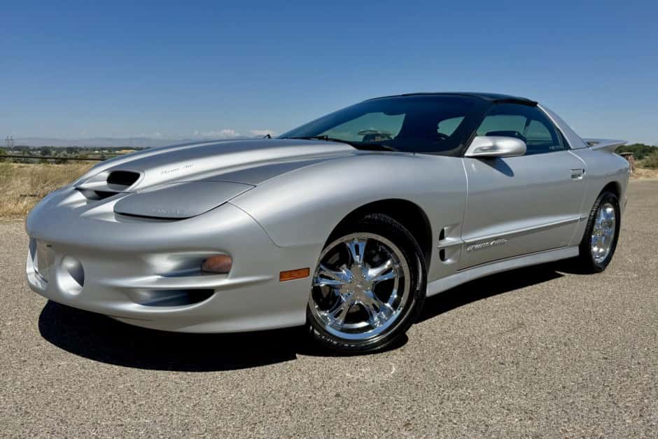 2002 Pontiac Firebird (1993-2002) sold for $16,750