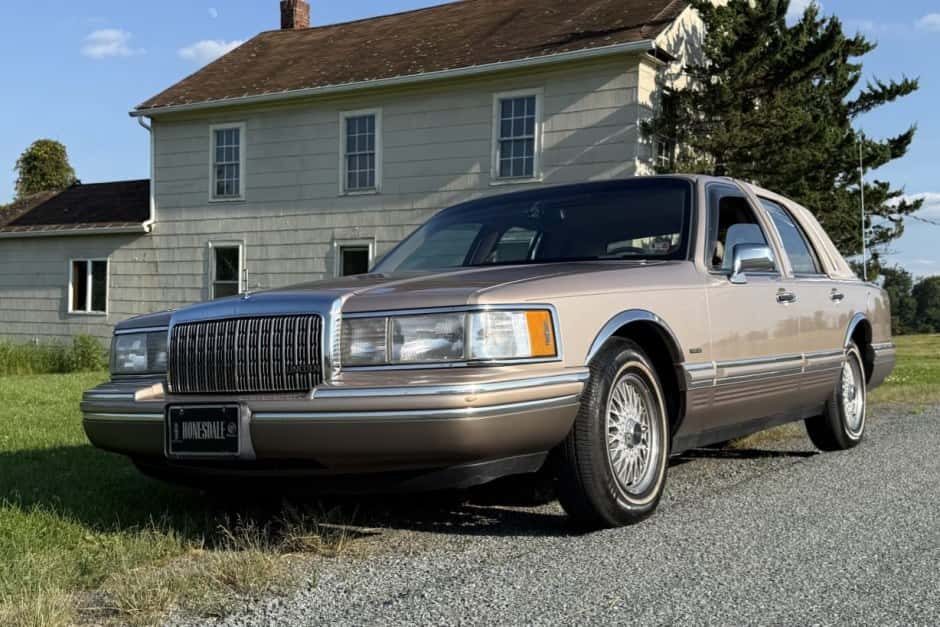 1993 Lincoln Town Car sold for $5,400