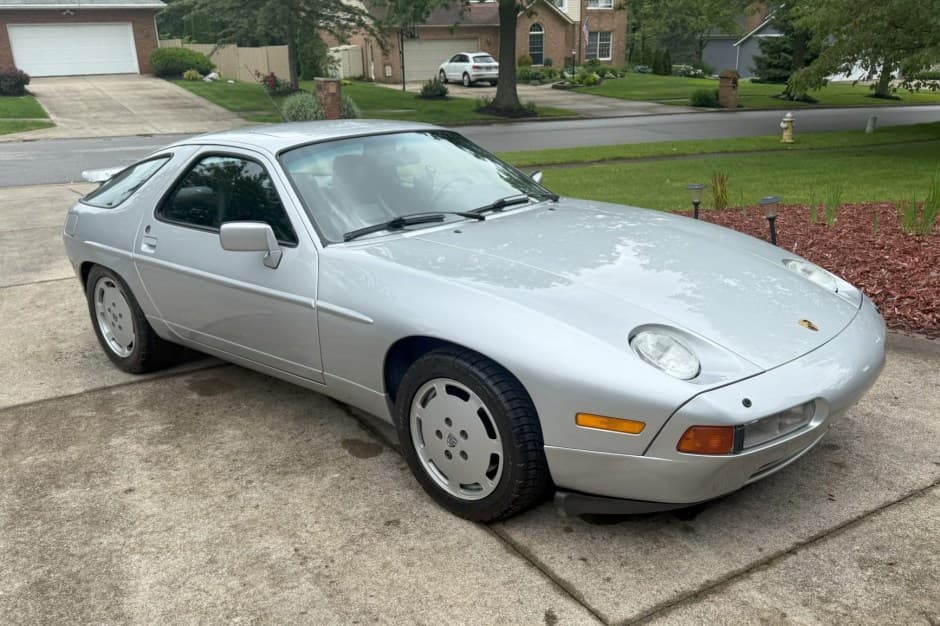 1989 Porsche 928 sold for $13,750