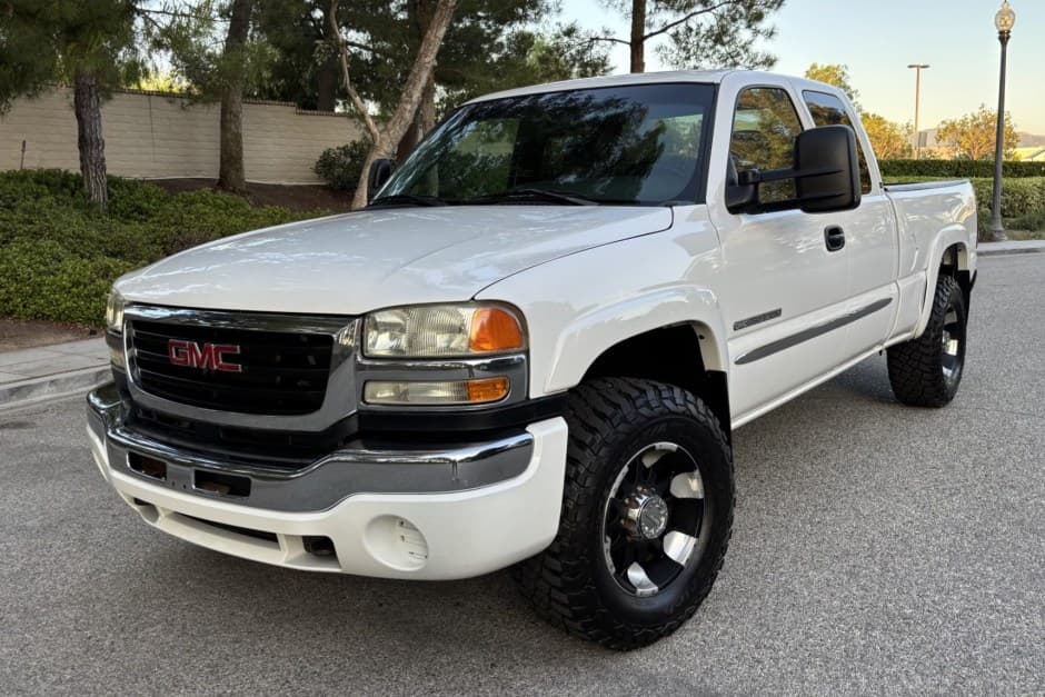 2003 GMC Sierra (GMT800 1999-2007) sold for $16,000