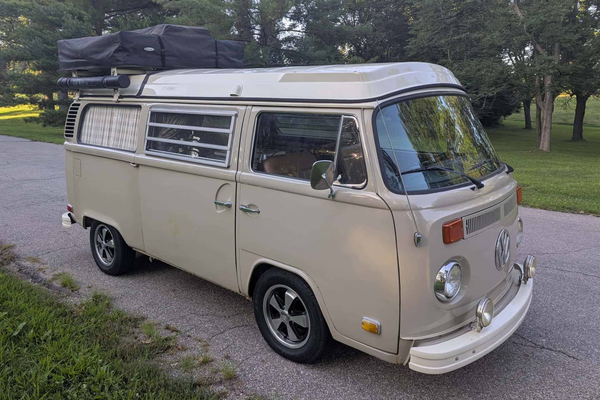 1973 Volkswagen Bus sold for $10,650