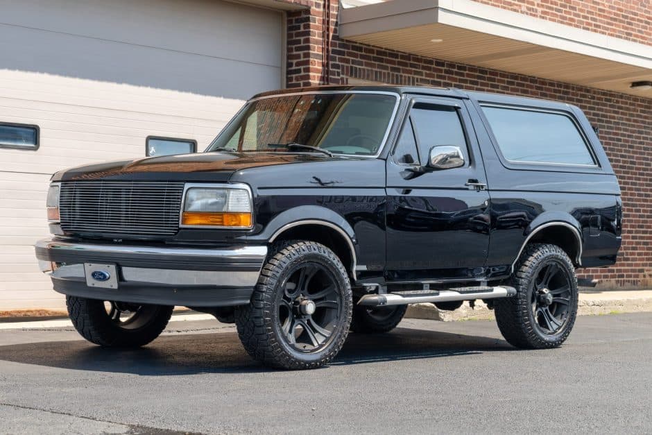 1993 Ford Bronco 4th-5th Generations 1987-1996 sold for $19,500