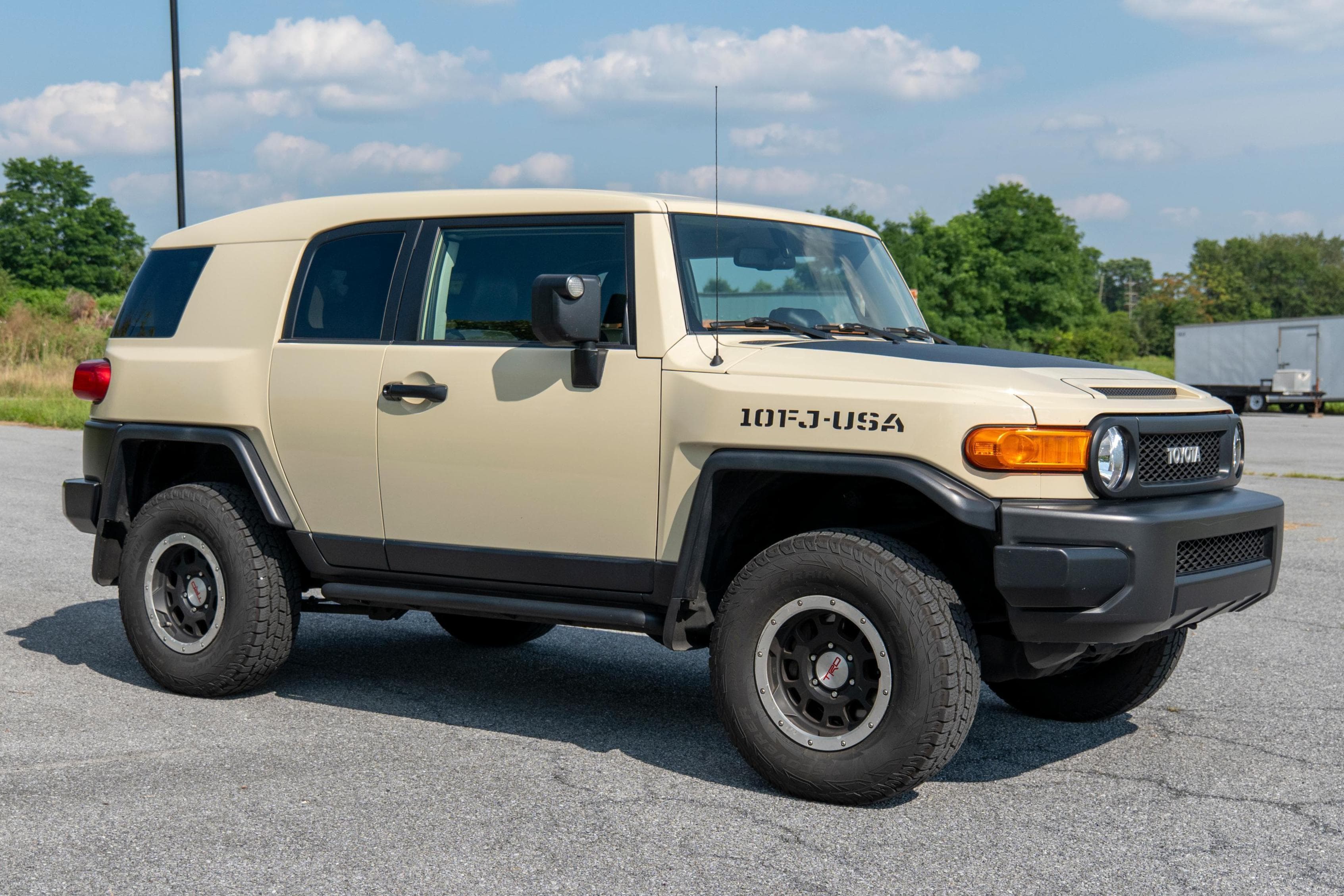 2010 Toyota FJ Cruiser sold for $12,800