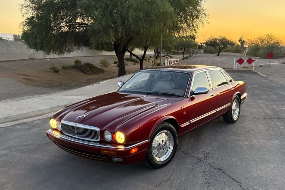 1995 Jaguar X300 XJ (1995-1997) sold for $8,500