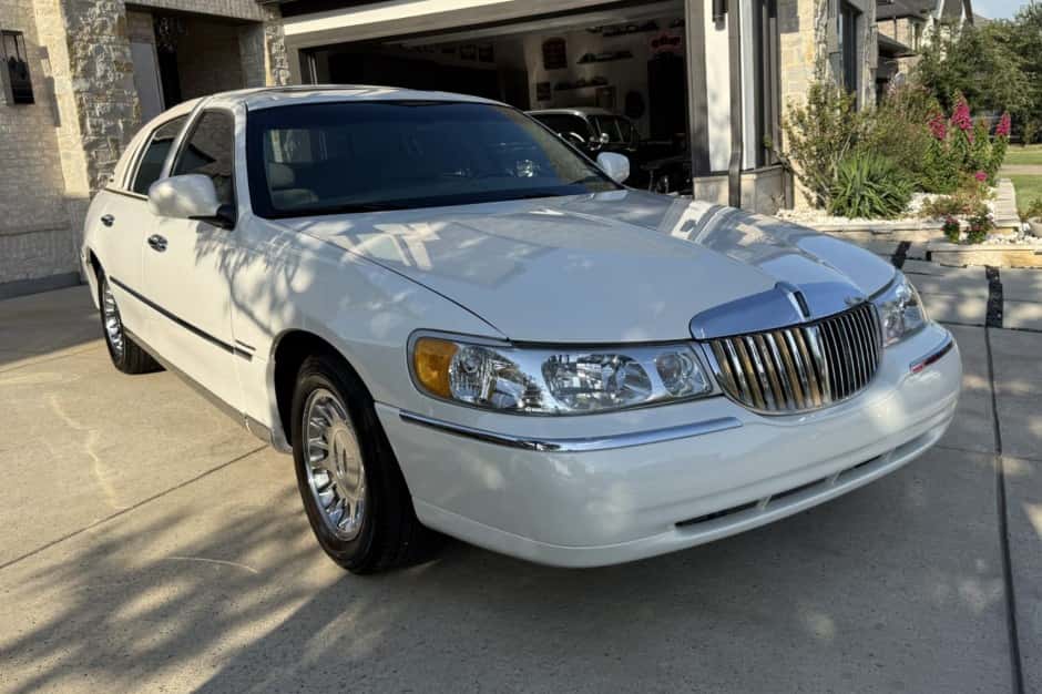 2002 Lincoln Town Car sold for $14,350