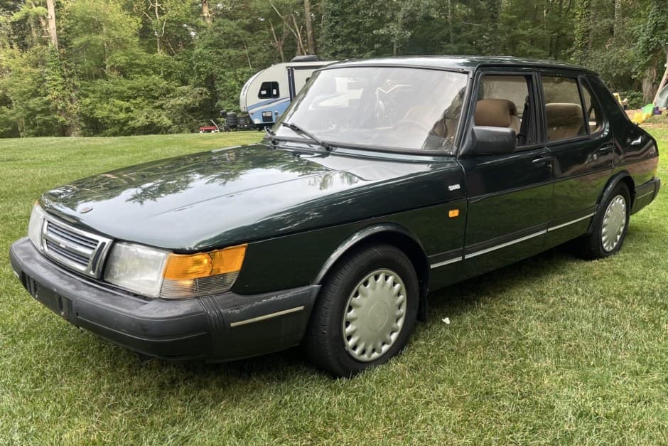 1992 Saab 900 sold for $3,300