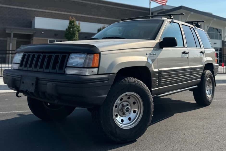 1995 Jeep ZJ Grand Cherokee sold for $12,250