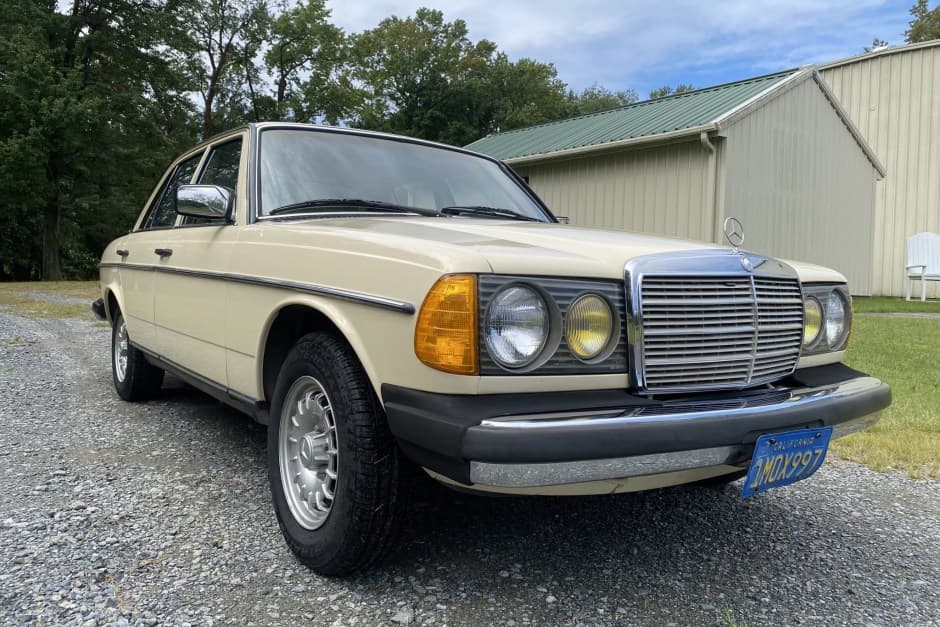 1985 Mercedes-Benz W123 sold for $20,250