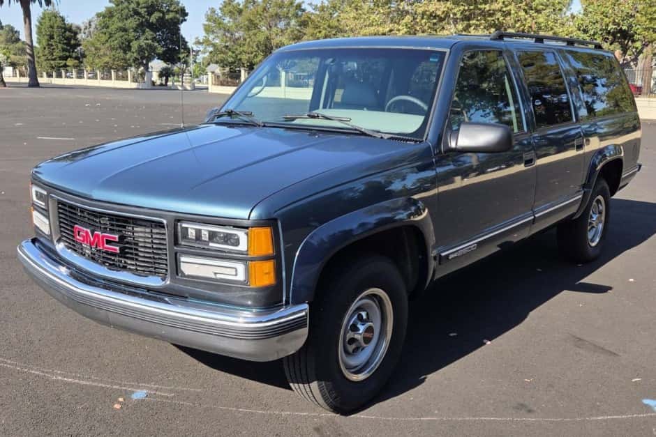 1995 GMC Suburban (GMT400 1992-1999) sold for $5,888
