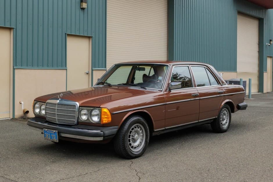 1979 Mercedes-Benz W123 sold for $9,000