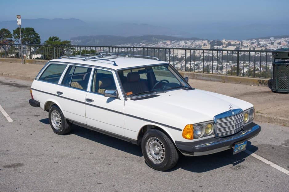 1985 Mercedes-Benz W123 sold for $9,700