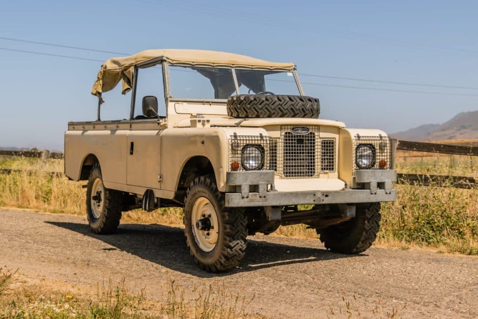 1966 Land Rover Series 109 sold for $17,600