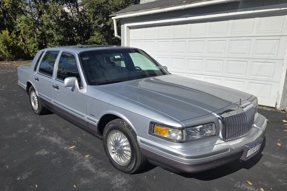 1995 Lincoln Town Car sold for $5,013