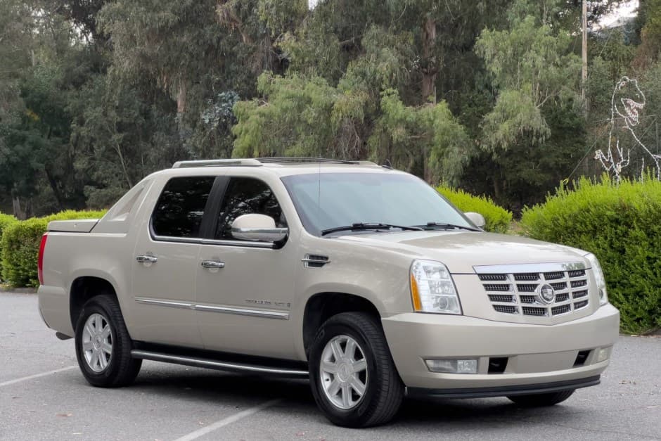 2007 Cadillac Escalade & EXT GMT900 (2007-2014) sold for $14,500