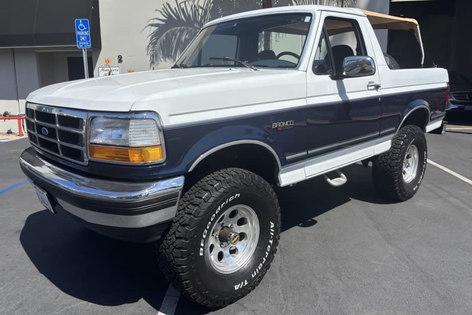 1993 Ford Bronco 4th-5th Generations 1987-1996 sold for $16,750