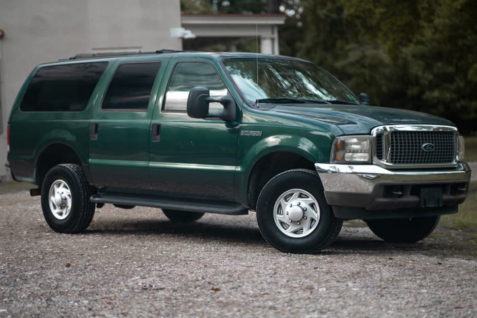 2004 Ford Excursion sold for $8,800