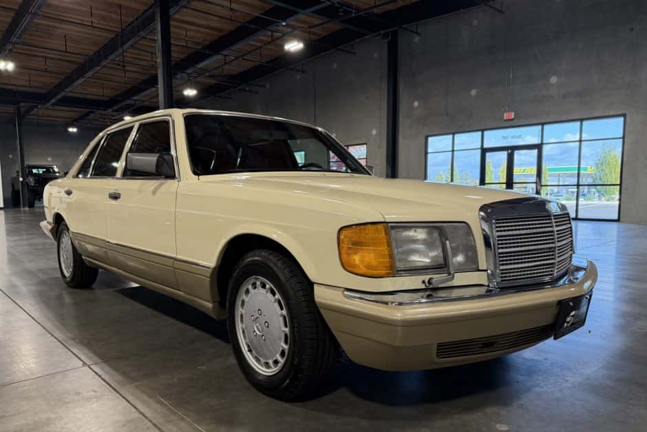 1990 Mercedes-Benz W126 S-Class sold for $9,550