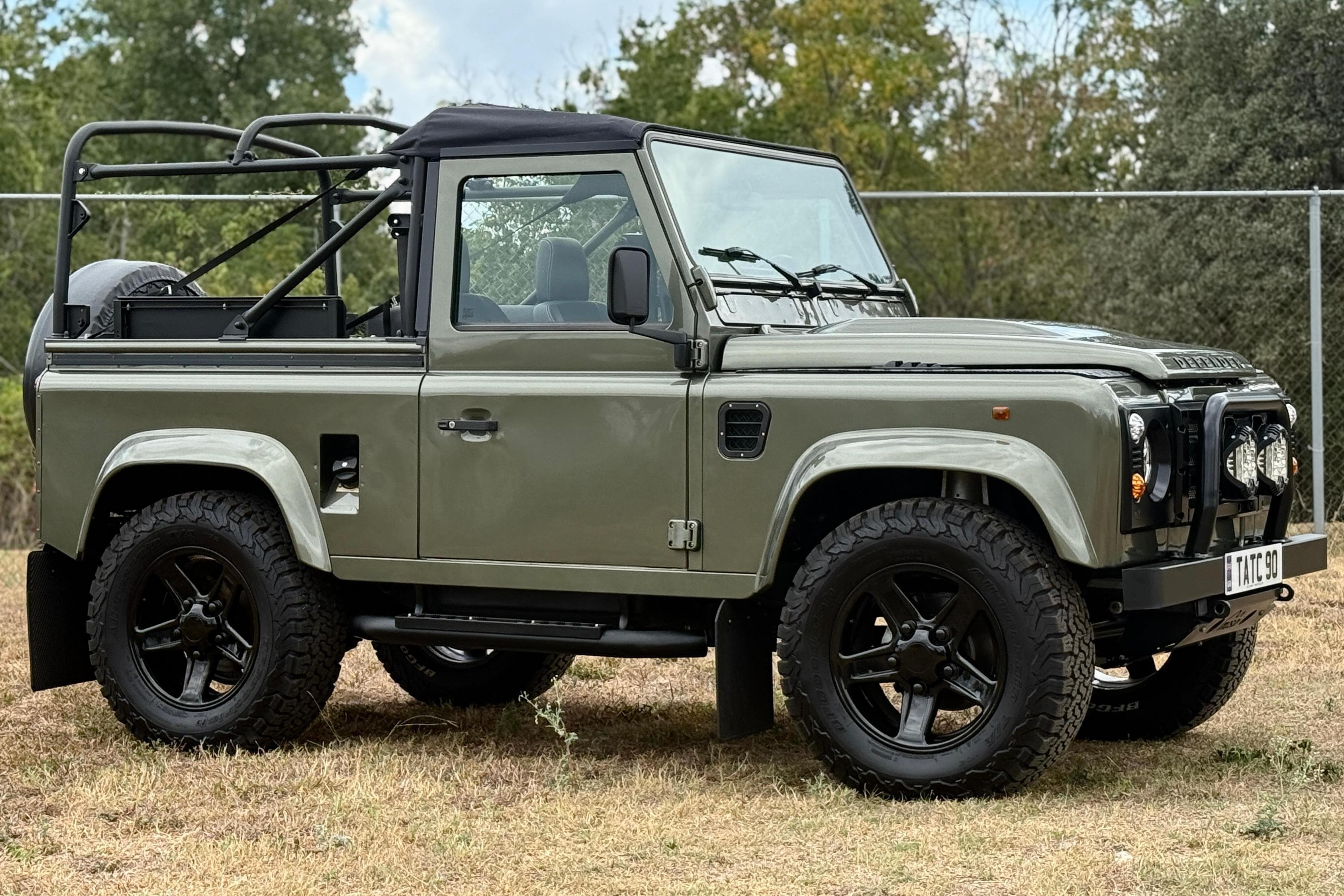 1994 Land Rover Defender sold for $46,090