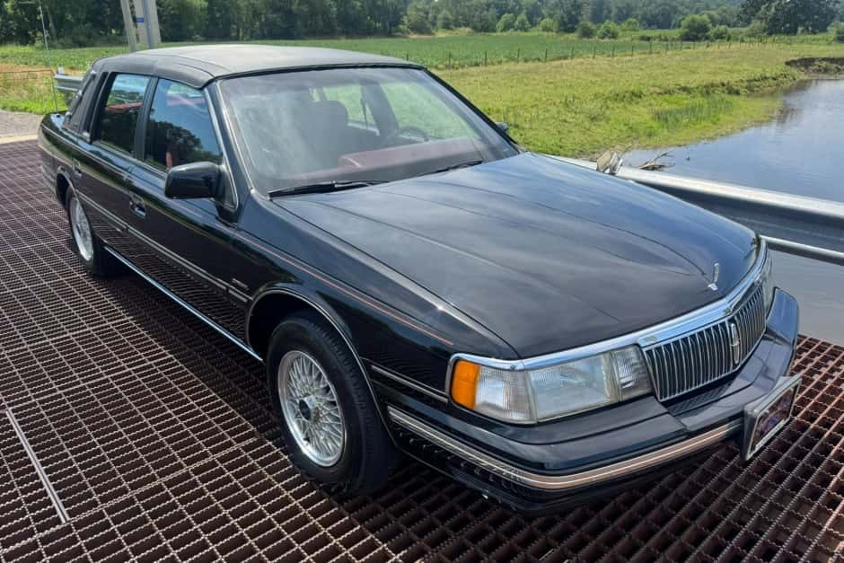 1990 Lincoln Continental (1988-1994) sold for $6,000