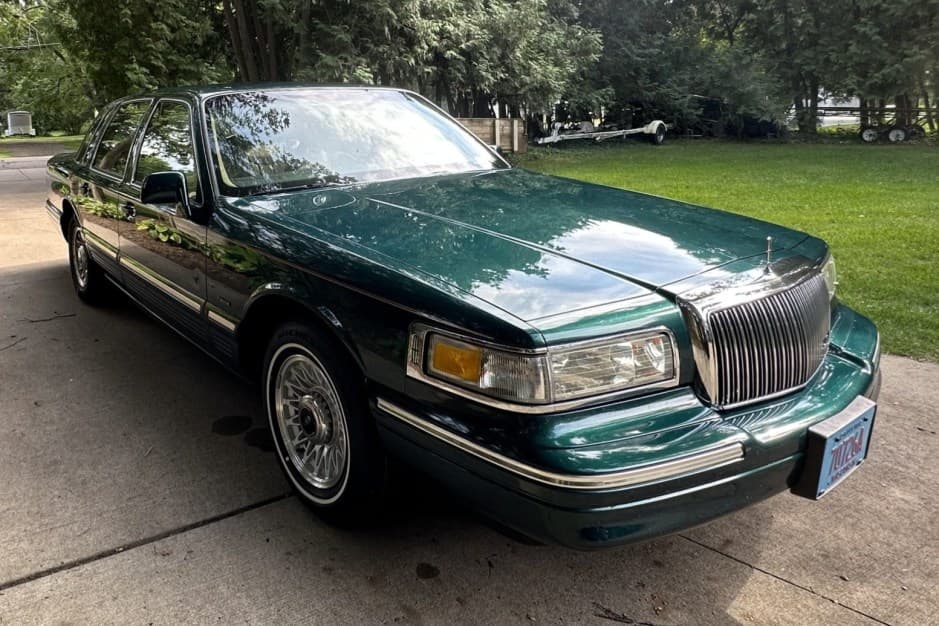 1995 Lincoln Town Car sold for $6,500