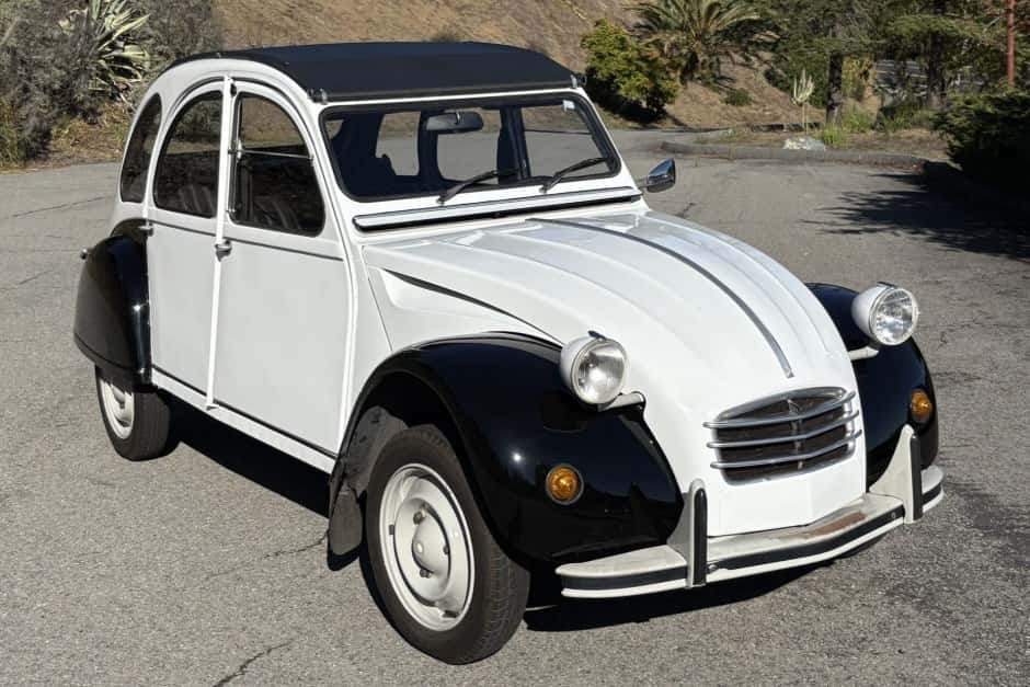 0 Citroen 2CV sold for $9,250
