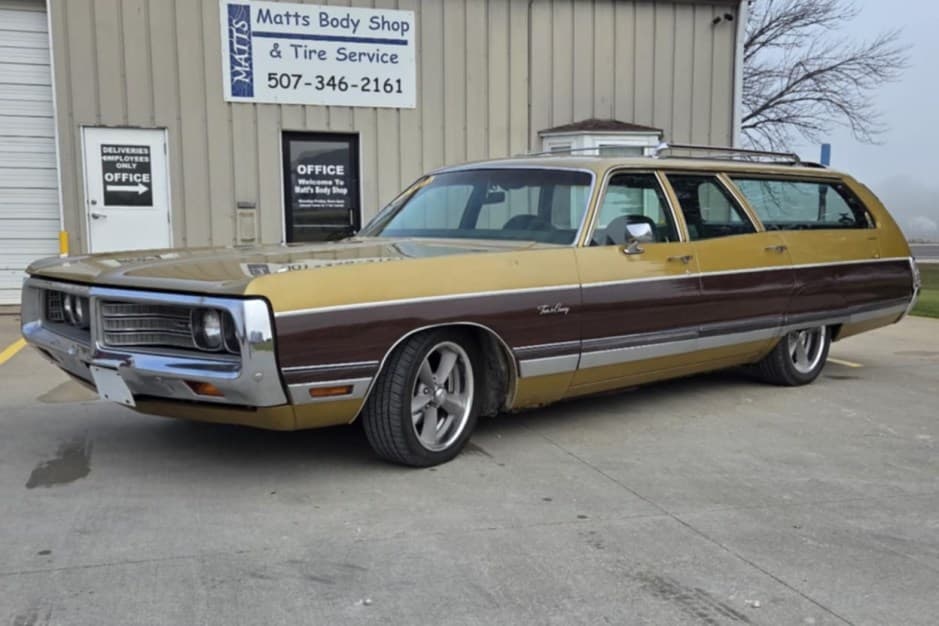 1972 Chrysler Town & Country sold for $8,800