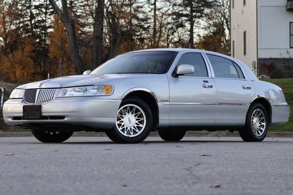 2002 Lincoln Town Car sold for $21,250
