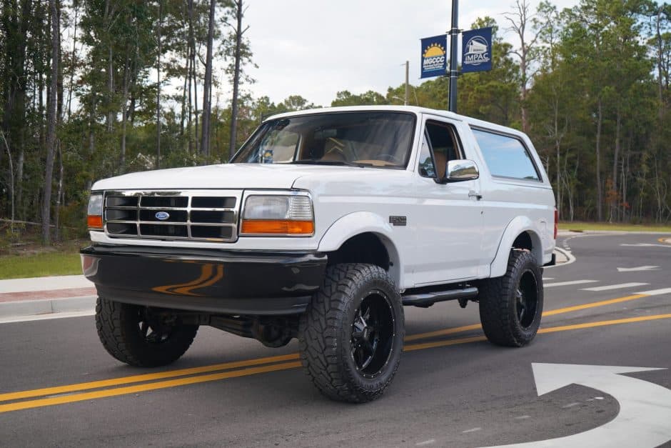 1993 Ford Bronco 4th-5th Generations 1987-1996 sold for $21,000