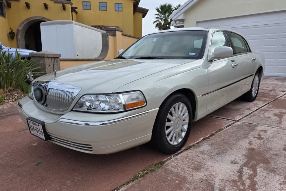 2005 Lincoln Town Car sold for $16,000