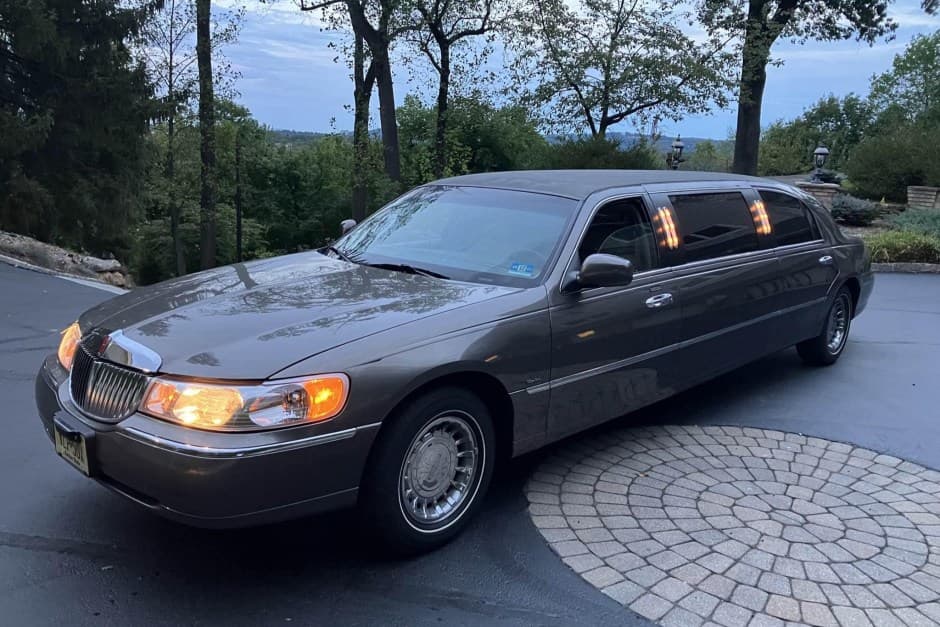 2000 Lincoln Town Car sold for $14,250