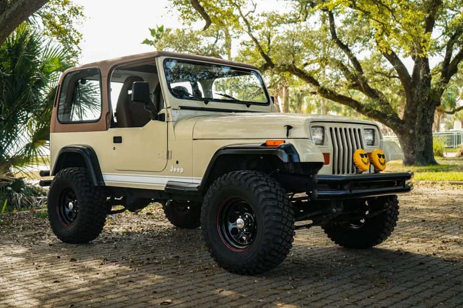 1992 Jeep Wrangler YJ (1987-1995) sold for $17,750