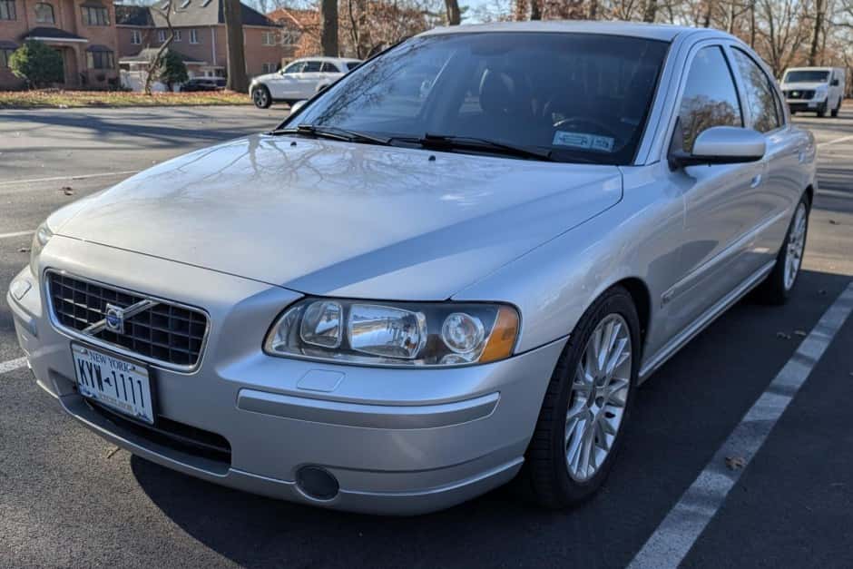 2005 Volvo S60 sold for $8,800
