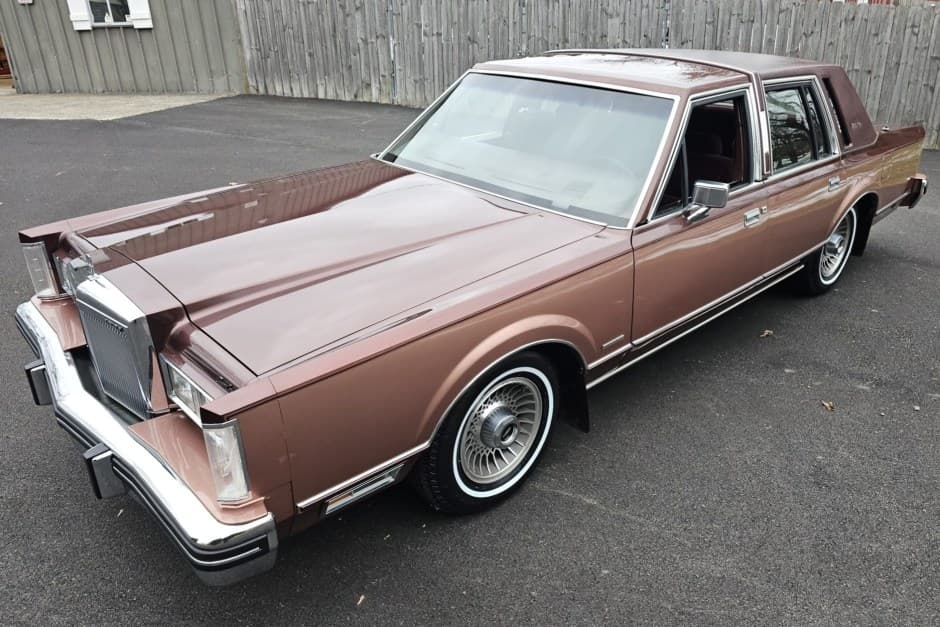 1983 Lincoln Town Car sold for $10,250