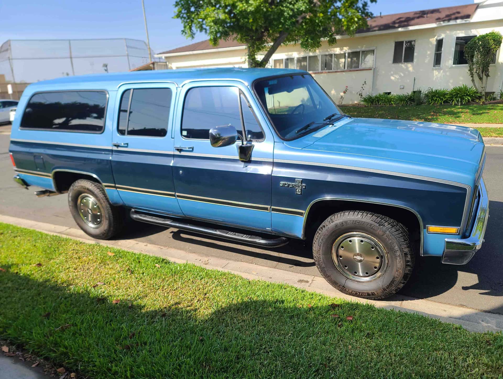 1985 Chevrolet Suburban sold for $8,250