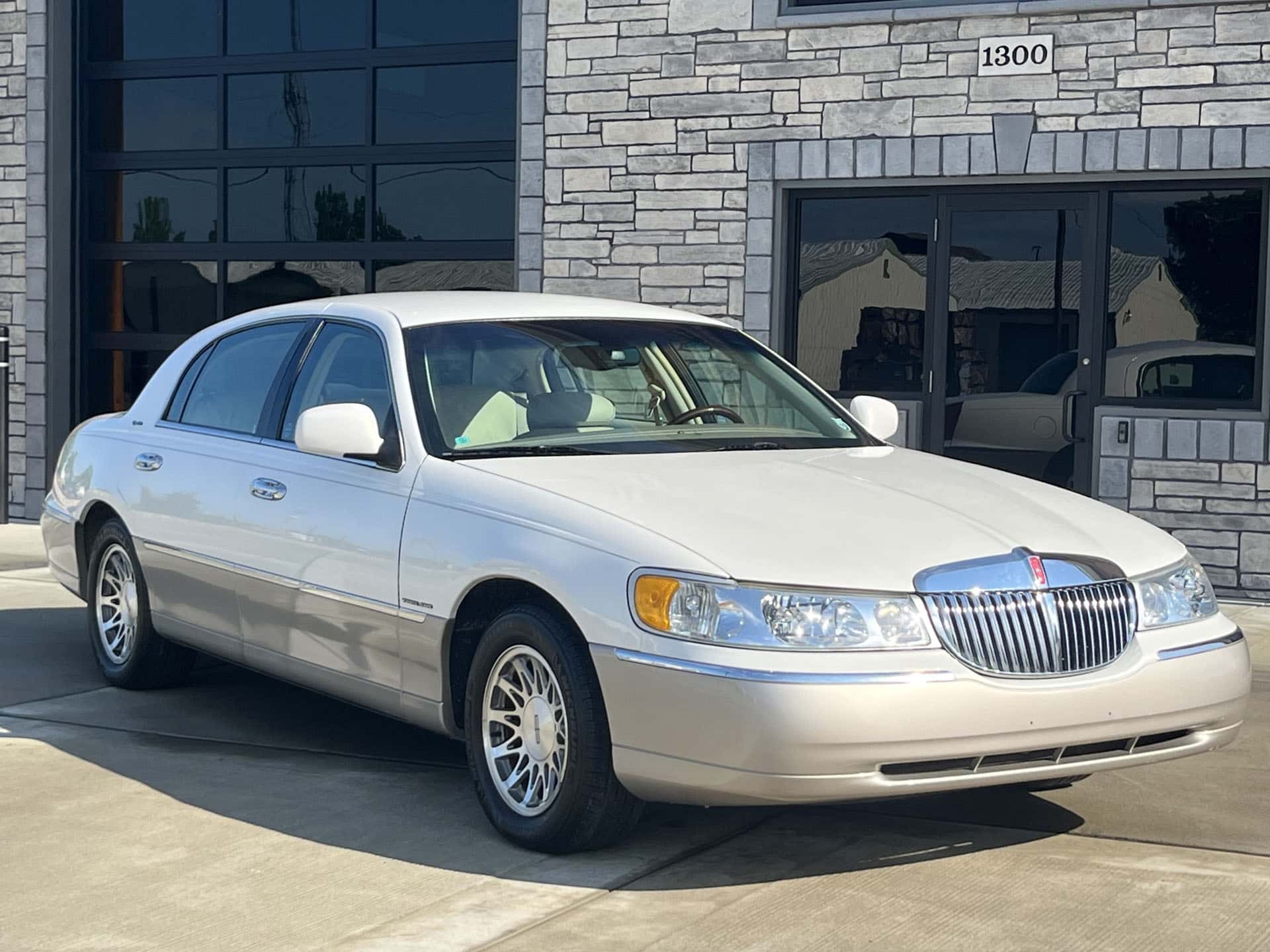 2002 Lincoln Town Car sold for $7,350