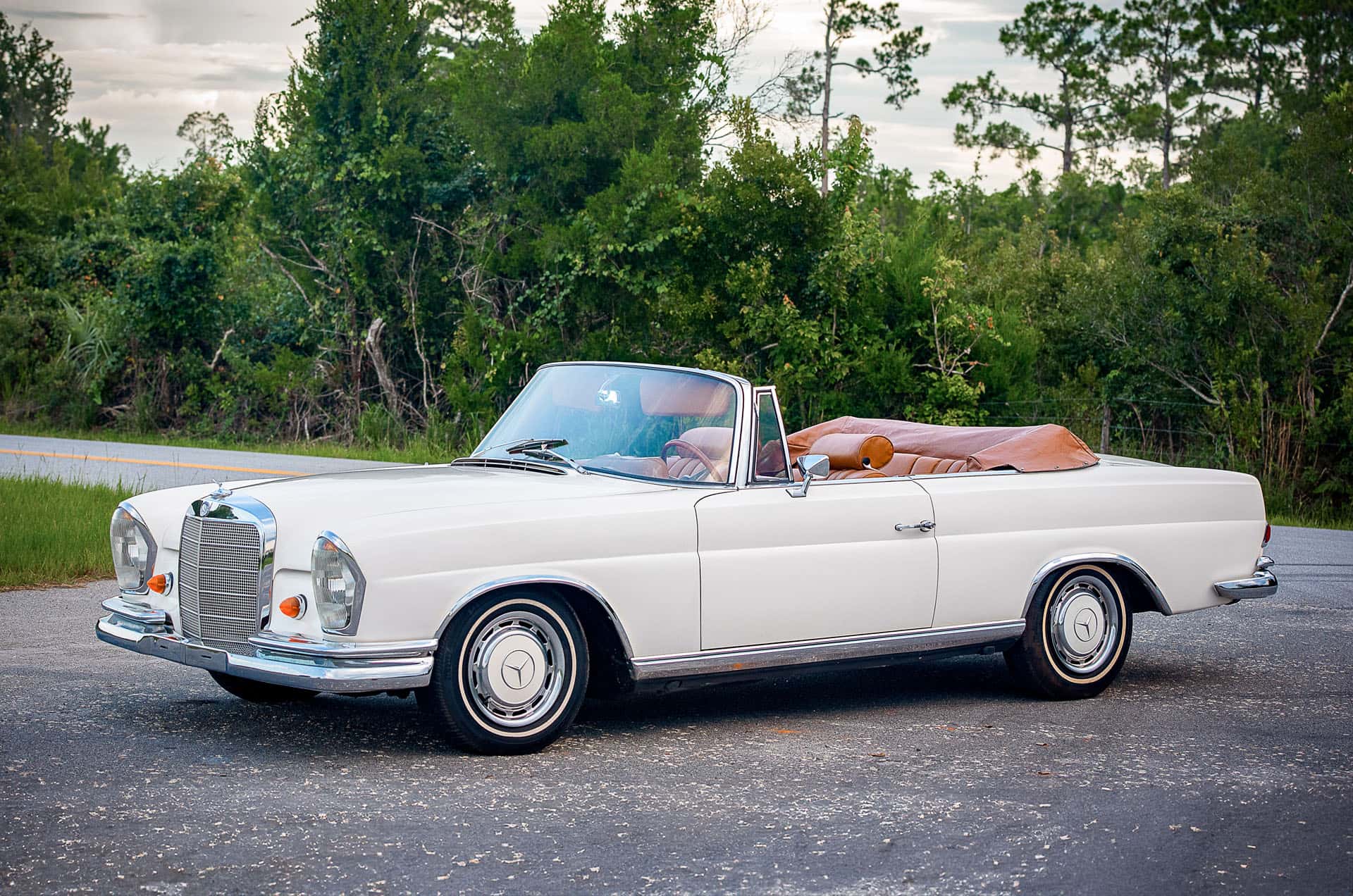 1963 Mercedes-Benz 220SEb sold for $57,000