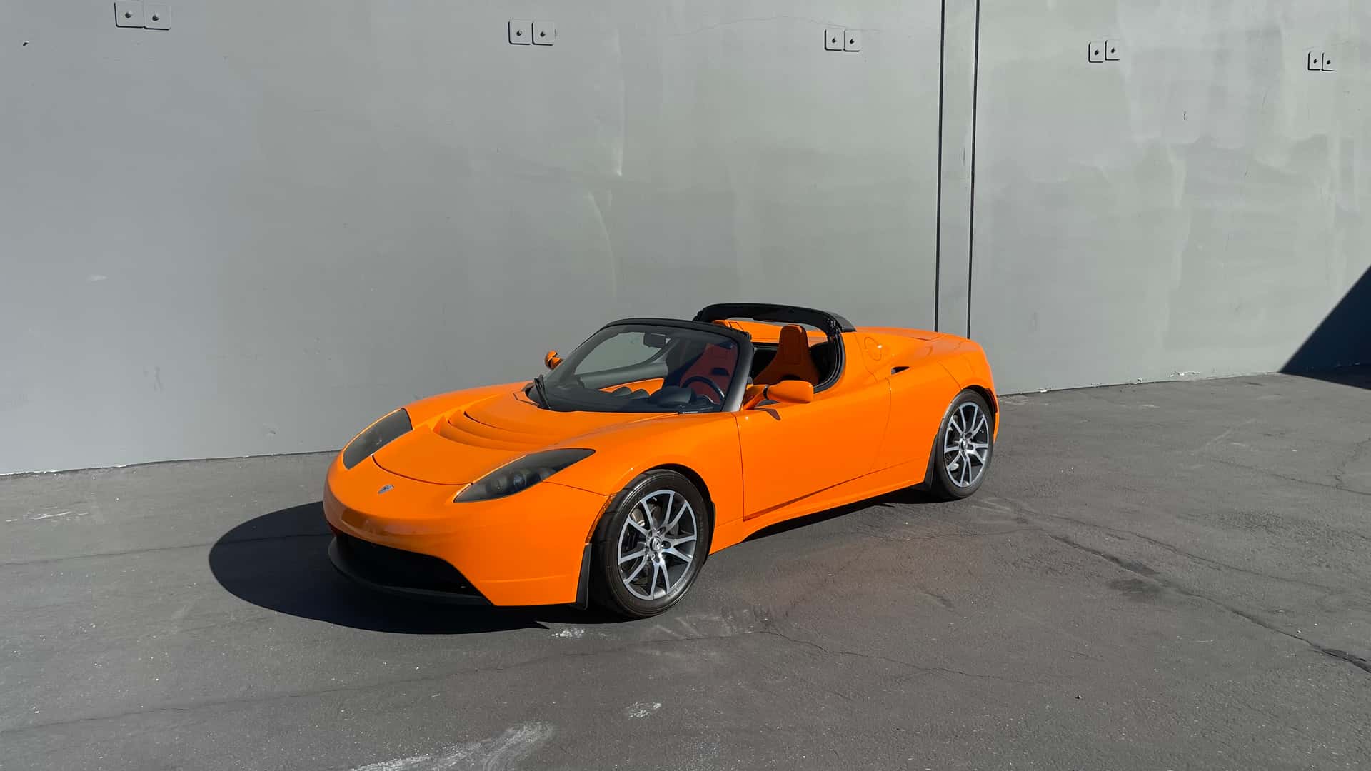 2008 Tesla Roadster sold for $88,825