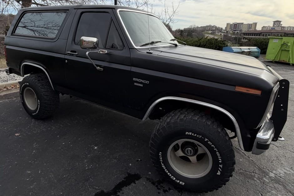 1986 Ford Bronco 3rd Generation 1980-1986 sold for $9,000