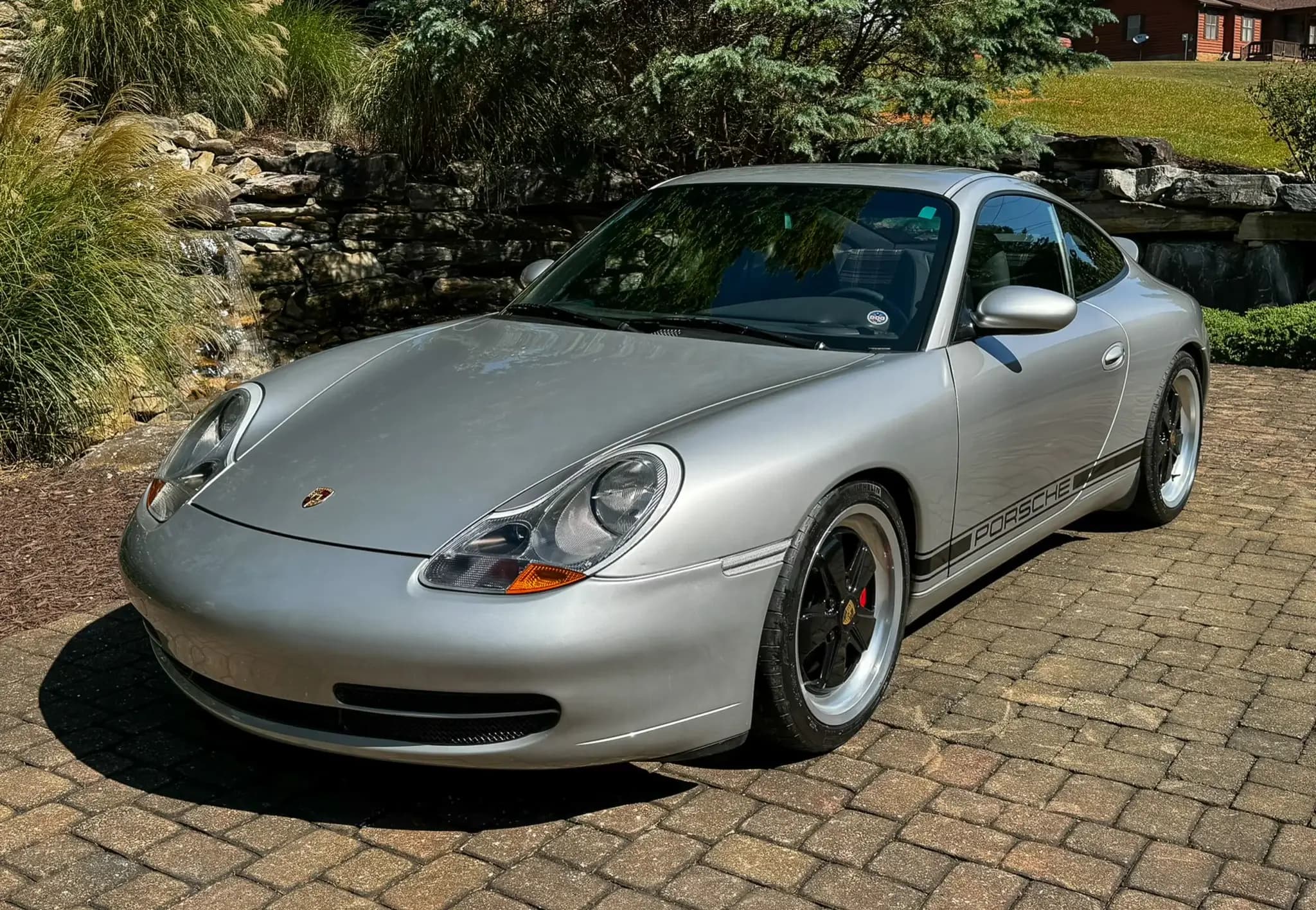1999 Porsche 911 Carrera sold for $38,500