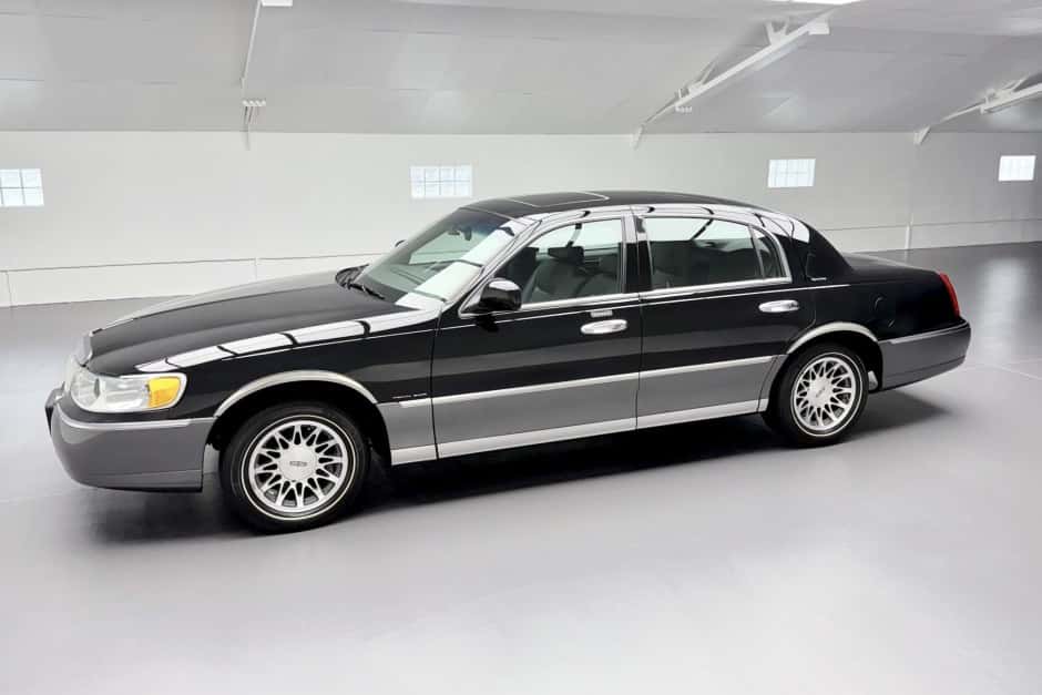 2001 Lincoln Town Car sold for $18,500